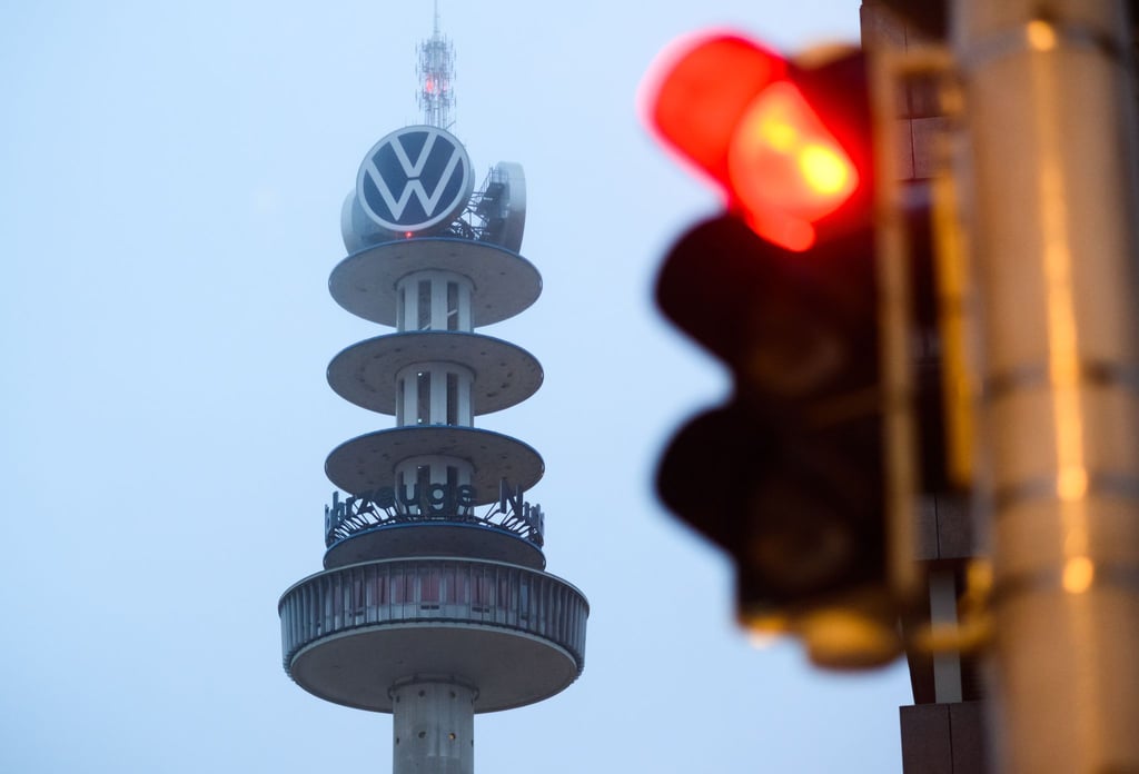 Eine rote Ampel leuchtet in Sichtweite des ehemaligen Fernsehturms „Telemoritz“ (auch „VW-Tower“).