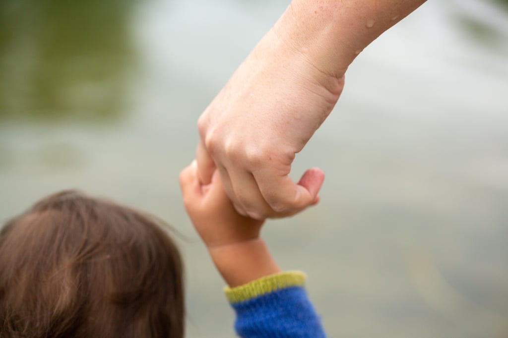 In Sachsen-Anhalt gibt es zu wenige Familien, die ein Pflegekind aufnehmen würden. Eine Erhöhung der Beiträge könnte dem entgegenwirken.