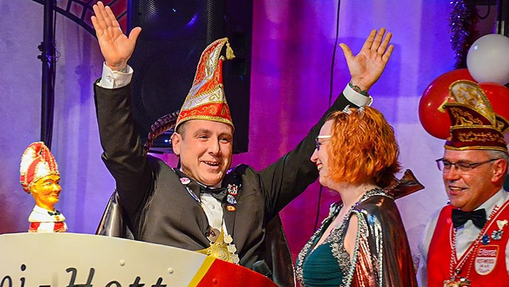 Sie hat Ja gesagt, freute sich Prinz Markus II. Beck: Er hatte seiner Prinzessin Lisa I. Marggraf einen Heiratsantrag bei der Festsitzung gemacht.