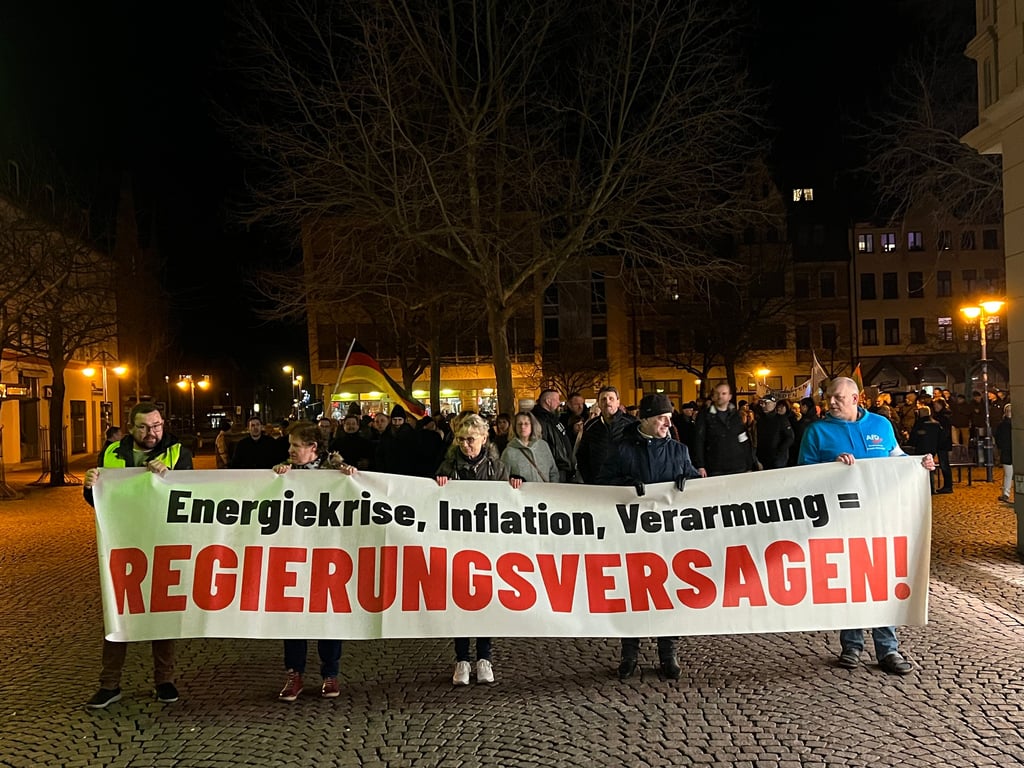 Die AfD lief am Montag durch die Bitterfelder Innenstadt.