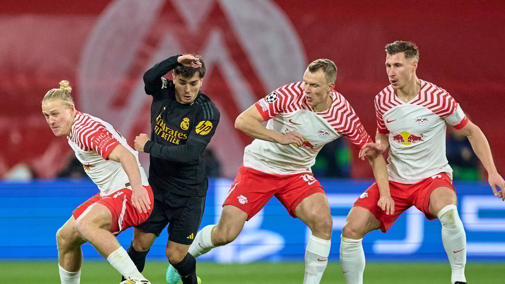 Weder Xaver Schlager, noch Lukas Klostermann oder Willi Orban (v.l.) konnten Reals Torschützen Brahim Diaz stoppen