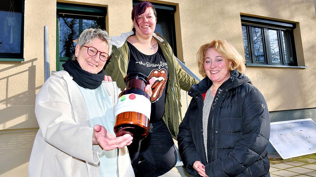 Kinderheimleiterin Doreen Krause (v.l.), Teamleiterin Josephin Möllmann und Apotheken-Inhaberin Rabea Neubauer.
