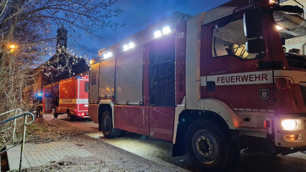 Die Feuerwehr war mit mehreren Fahrzeugen im Einsatz.