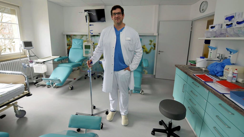 Bereits vor einer Woche nahmen der leitende Arzt, Florian Prims, und sein Team die Arbeit in den neuen Räumen der MVZ-Praxis für Hämatologie und Onkologie im SRH-Klinikum Naumburg auf. Am Valentinstag 2024 wurde zur feierlichen Eröffnung ein Blick in die drei Therapieräume geworfen.