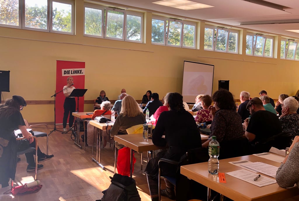 Vier Kandidaten, die die Linken bei ihrem Stadtparteitag für die Wahl zum Stadtrat 2024 in Halle aufgestellt haben, stehen wegen Aussagen bei der Polizei in der Kritik.