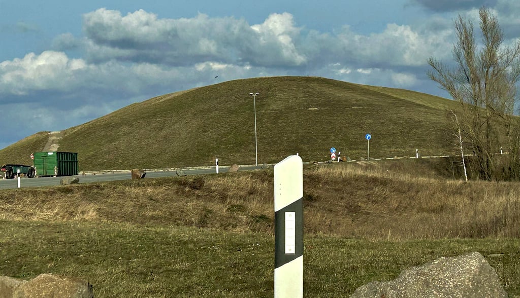 Ein massiver Wall erschwert den Blick auf die umstrittene Deponielandschaft vor den Toren von Roitzsch.