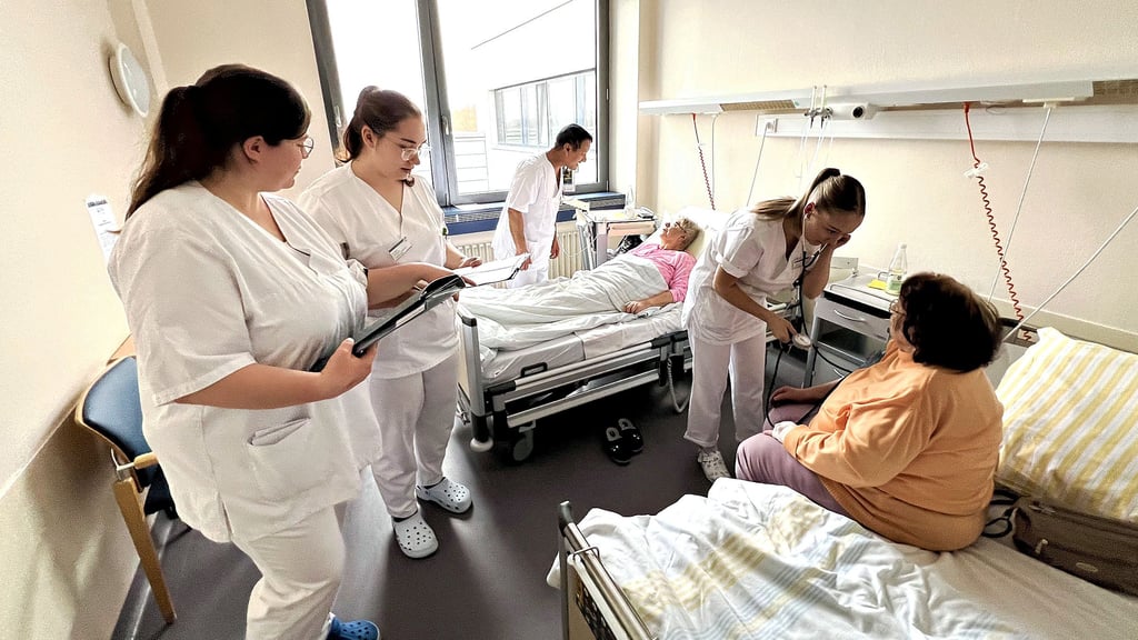 Im Goitzsche Klinikum geben derzeit die Azubis den Ton vor: Vanessa Bösener, Lea Alich, Esam Al-Nono und Sophie Hinze (v.l.) gehören zu ihnen.