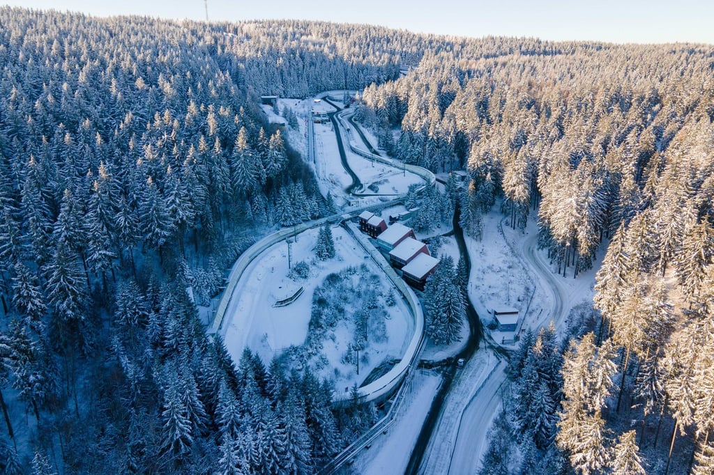 Im Eiskanal von Altenberg ist es zu schweren Stürzen gekommen.