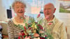 Charlotte und Heinz Hohmann aus Ditfurt sind seit 65 Jahren verheiratet. Einen Blumenstrauß zum Jubiläum brachte der Bürgermeister im Namen der Gemeinde mit. 
