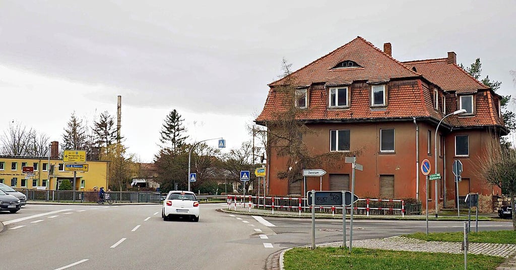 Plötzlich soll die Krankenhauskeuzung nicht mehr gefährlich sein. Die Mehrheit im Bauausschuss ist dieser Einschätzung und lehnt einen Kreisverkehr unter Abriss des Gebäudes rechts im Bild ab.