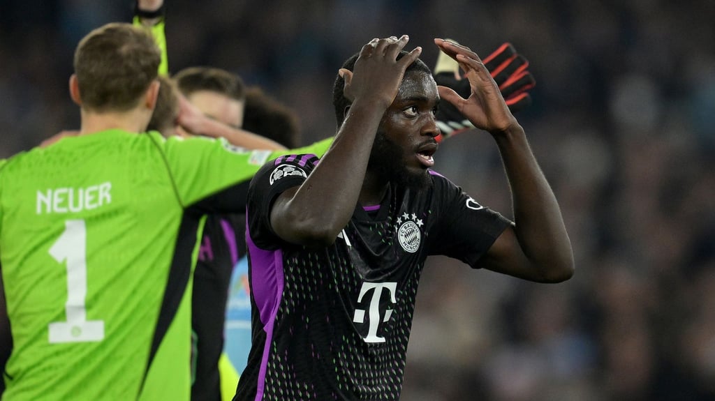 Upamecano sah für das Einsteigen im Strafraum gegen Lazio-Angreifer Gustav die Rote Karte.