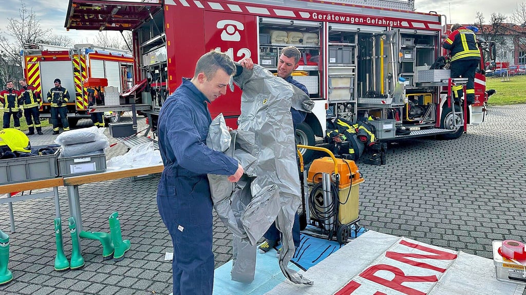 Gift-Alarm am Bahnhof in Wernigerode: Beim Aufnehmen der Quecksilber-Perlen von der gepflasterten Fläche arbeiteten die Kameraden der Feuerwehr am Dienstag mit Schutzkleidung und unter Atemschutz.