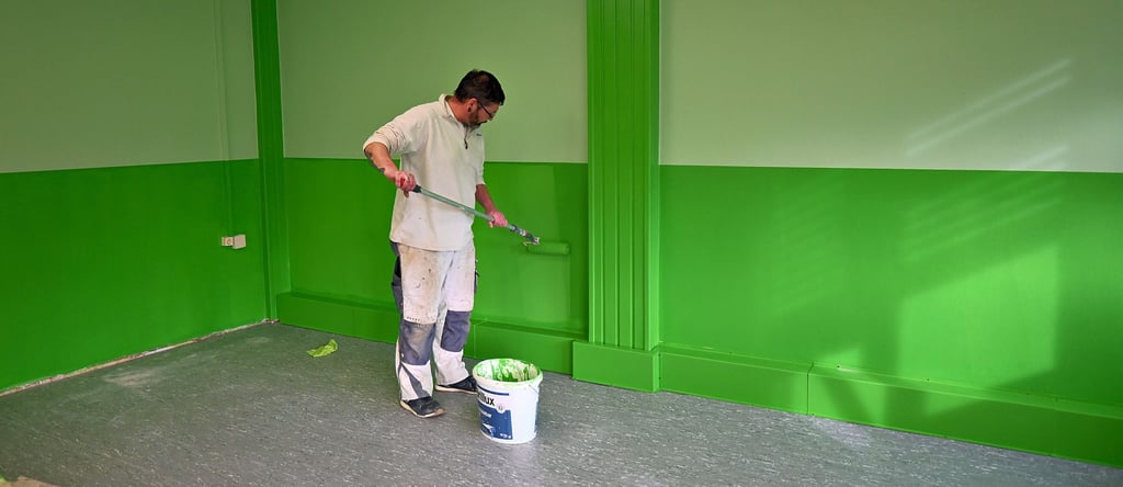 Maler Tino Krüger hat mitgeholfen, den Klassenraum farblich neu zu gestalten.