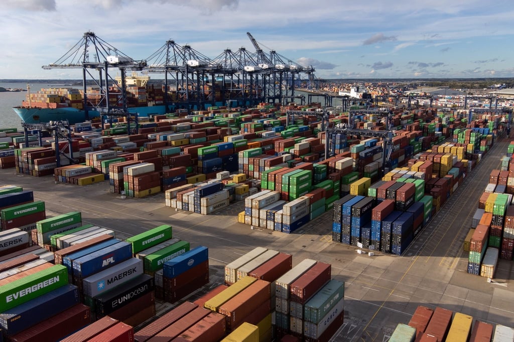 Tausende von Schiffscontainern stehen im Hafen von Felixstowe in Suffolk (Symbolbild).