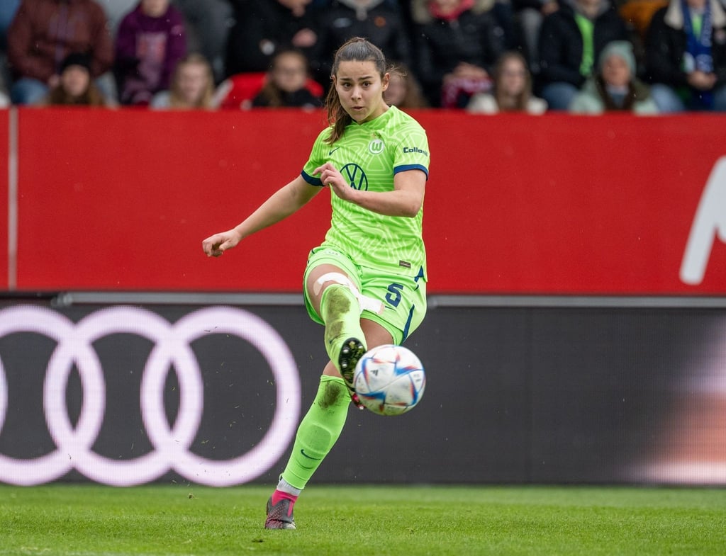Lena Oberdorf von Wolfsburg spiel den Ball.