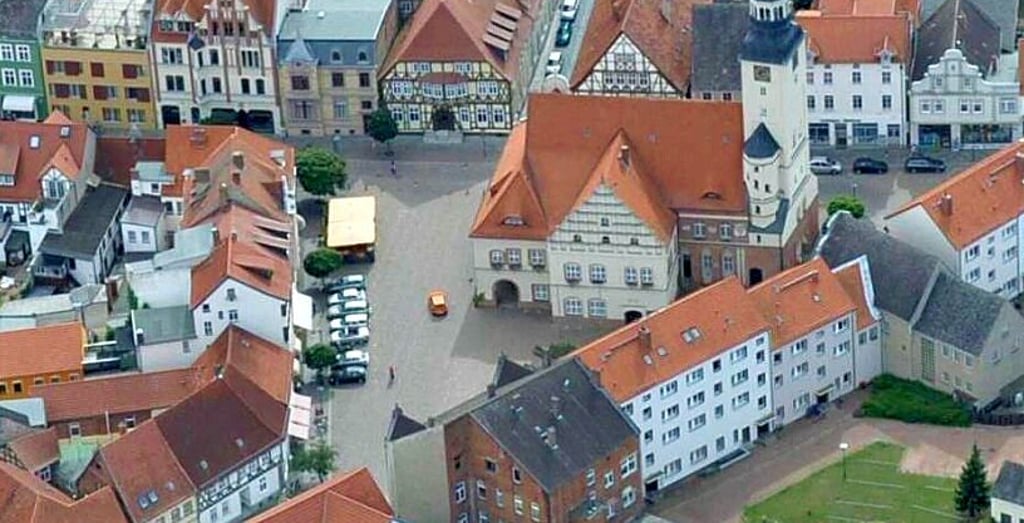 Das Parken auf dem Rathausplatz soll neu beraten werden.