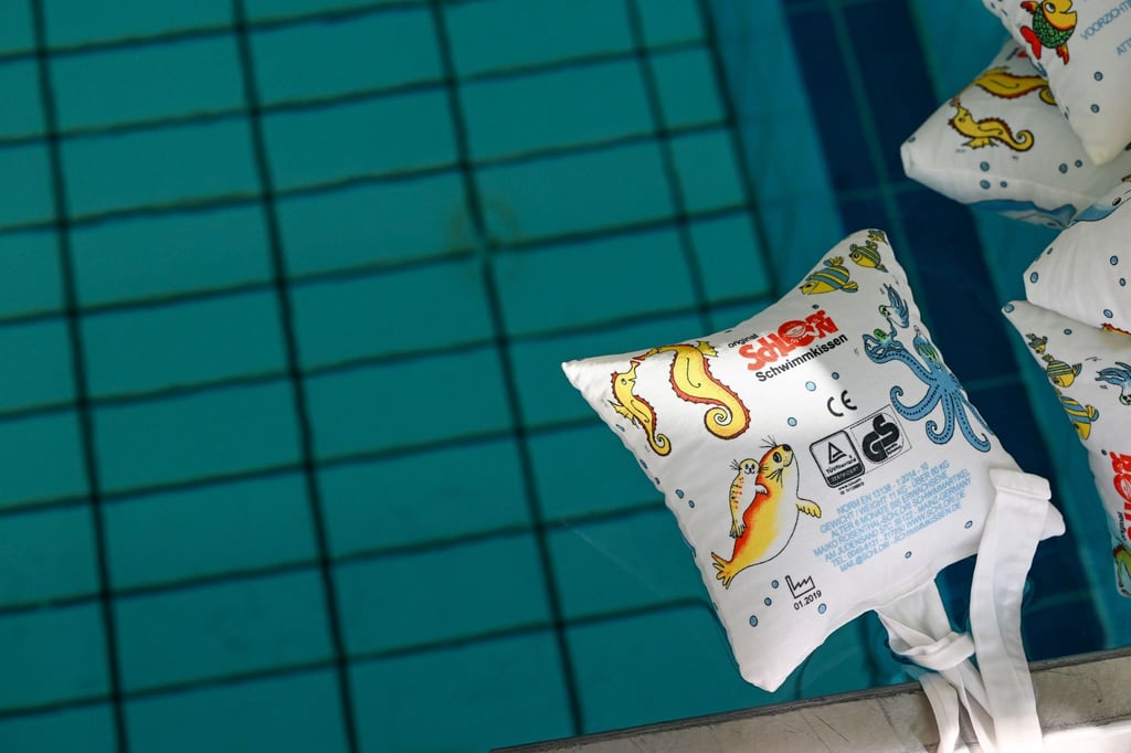 Schwimmkissen liegen im Kombibad Gropiusstadt am Beckenrand.