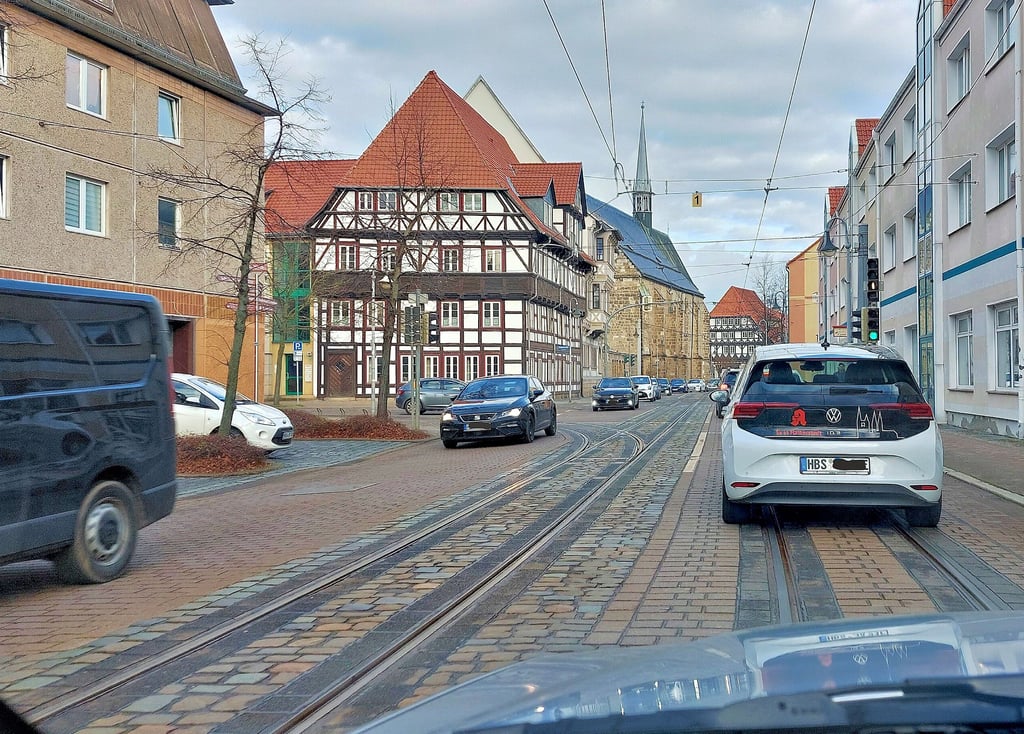 Täglich quält sich der Verkehr durch die Halberstädter Altstadt.