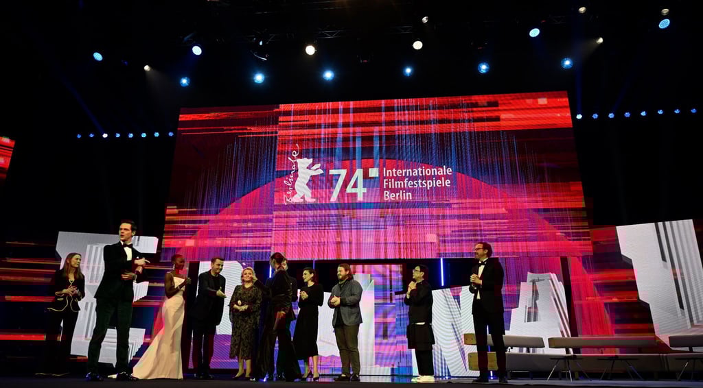 Die Berlinale-Leitung, die Berlinale-Jury sowie die Moderatoren stehen am Eröffnungsabend der Berlinale auf der Bühne.