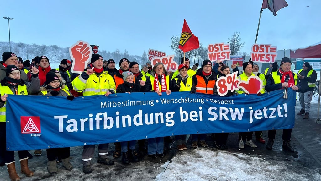 Beschäftigte des Schrott- und Recycling-Betriebs SRW in Rötha streiken für einen Tarifvertrag.