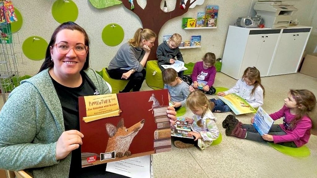 Die Wahl von Melanie Mayr (vorn) und Dörte Wendt fiel im Erzähltheater bei den Kita-Kindern auf die Bilderbuchgeschichte „Pippilothek.