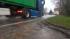 Tonnenschwere Last: Man braucht nicht lange zu warten, bis auf der Landesstraße 2 in Neukirchen bei Seehausen (Altmark) der erste Lkw mit Container durchfährt.
