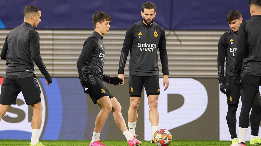 ARda Güler inmitten von Real-Profis am Ball in Leipzig.