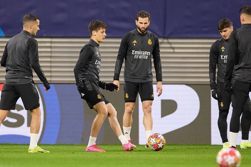 ARda Güler inmitten von Real-Profis am Ball in Leipzig.