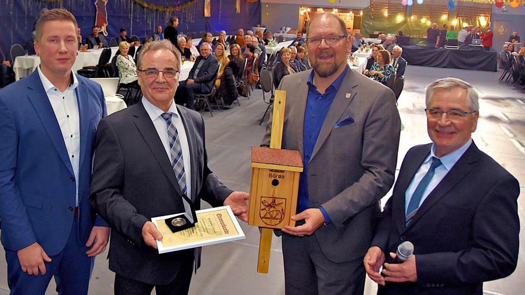 Landrat Martin Stichnoth (2.v.r.) verleiht Volkmar Schliephake (2.v.l.) die Ehrengabe des Ministerpräsidenten. Calvördes Bürgermeister Hubertus Nitzschke (r.) übergibt im Namen seines Gemeinderates eine Ehrenurkunde. Zu den Gratulanten gehört auch Landtagsabgeordneter Tim Teßmann.
