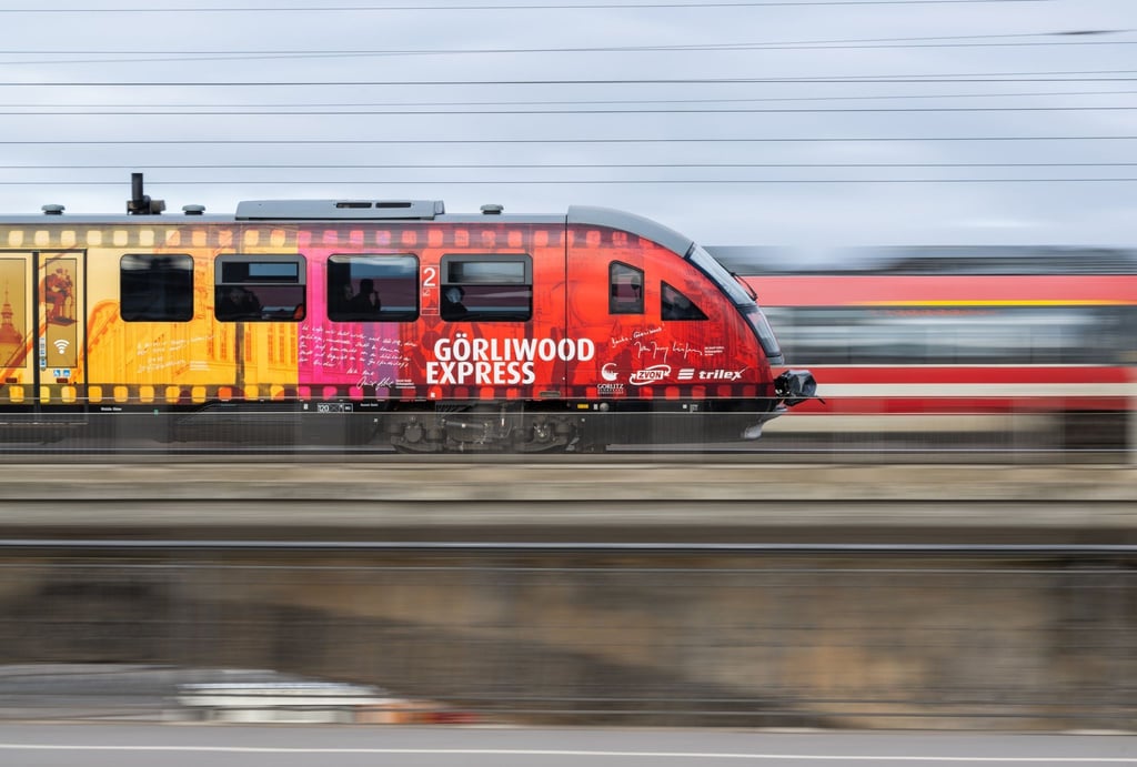 Ein Trilex-Zug der Länderbahn fährt Richtung Görlitz.