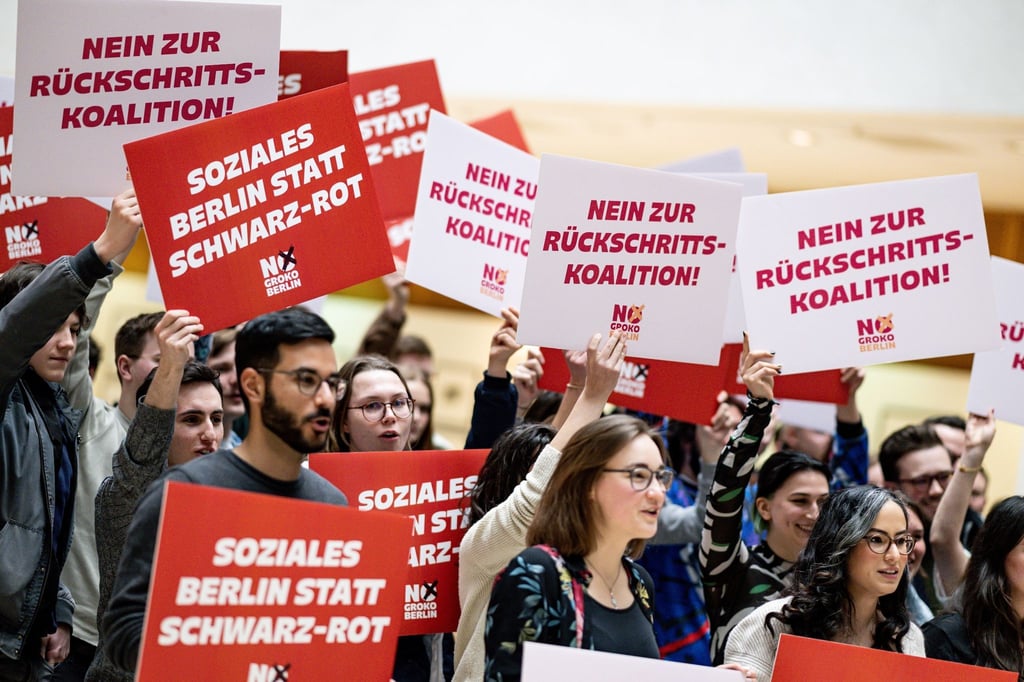 Mitglieder vom Landesvorstand der Jusos Berlin am Rande einer Landesdelegiertenkonferenz.