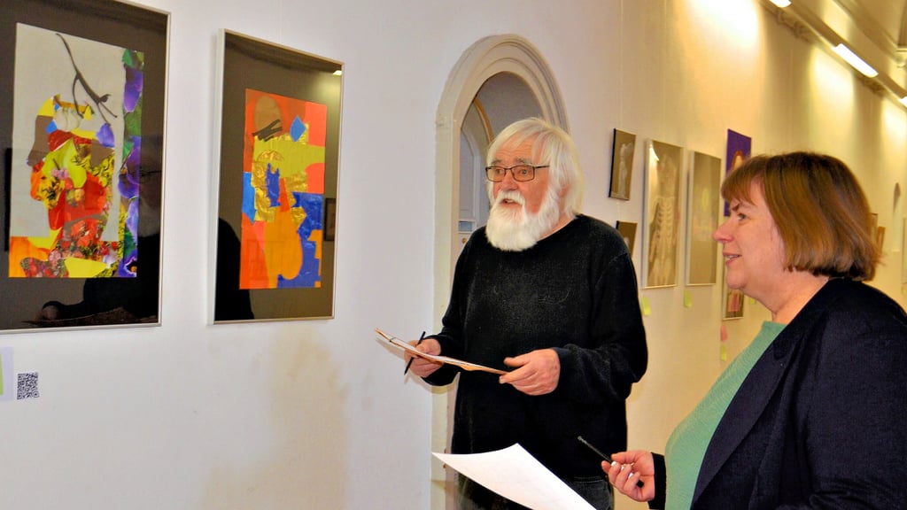 „Junge Kunst in Anhalt“ ziert wieder den Alumnatskorridor des Zerbster Francisceums - hier die Jurymitglieder Siegfried Döring und Annemarie Reimann.
