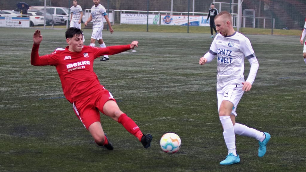 Eric Hildebrandt (rechts) zählt unter Trainer Stefan Kuhnert zu den Stammspielern beim VfB Sangerhausen.
