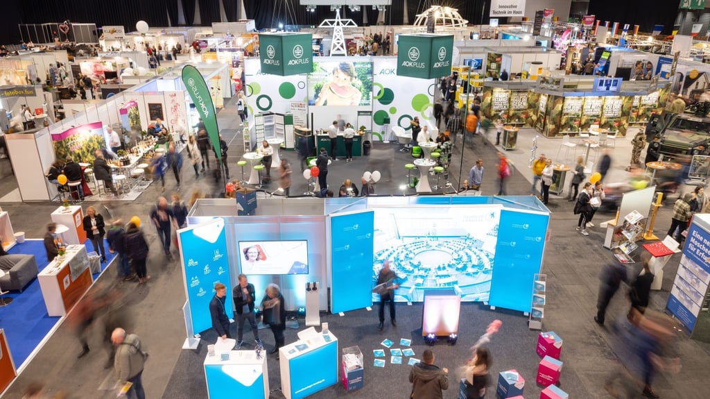Besucher laufen 2023 in der Verbrauchermesse „Thüringen-Ausstellung“.