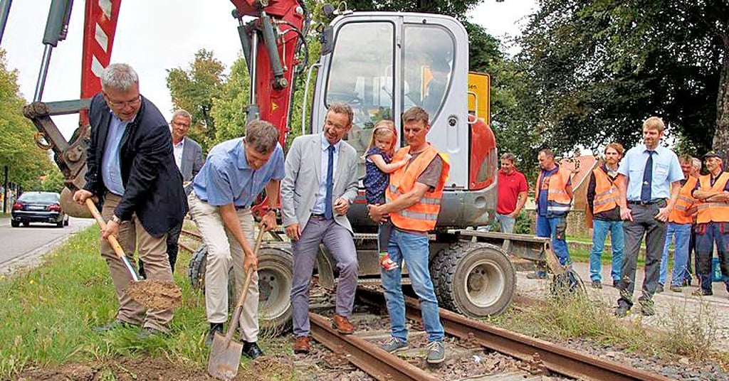 Ein Bild aus besseren Tagen (der Erweiterung zum Naumburger Salztor im Jahr 2017): Andreas Messerli schippt mit dem damaligen OB Bernward Küper (l.), während Andreas Plehn dies mit Kind auf den Armen begutachtet.