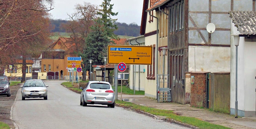 An Fahrbahn und Fußweg in der Rudolf-Breitscheid-Allee hat sich seit dem Bau der Mehrzweckhalle vor 55 Jahren so gut wie nichts mehr getan.