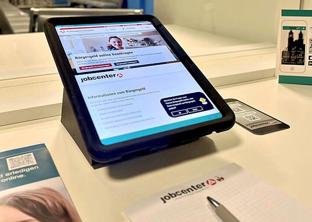 Der Digital-Service im Eingangsbereich des Jobcenters. Hier können online Anträge gestellt werden.