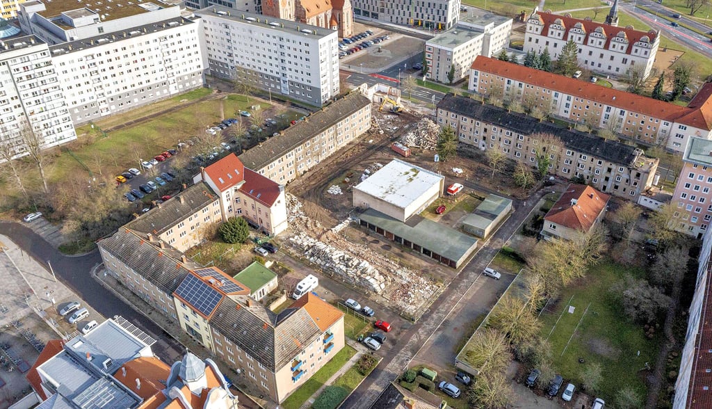 Im Innenstadt-Karree Steinstraße, Marktstraße, Wallstraße und Friedrich-Naumann-Straße reißt die DWG schon lange leerstehende Wohnungen ab.