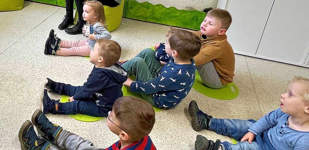 Gebannt verfolgten die kleineren Kinder das Vorlesen der Abenteuer von der „Kleinen Raupe Nimmersatt“.