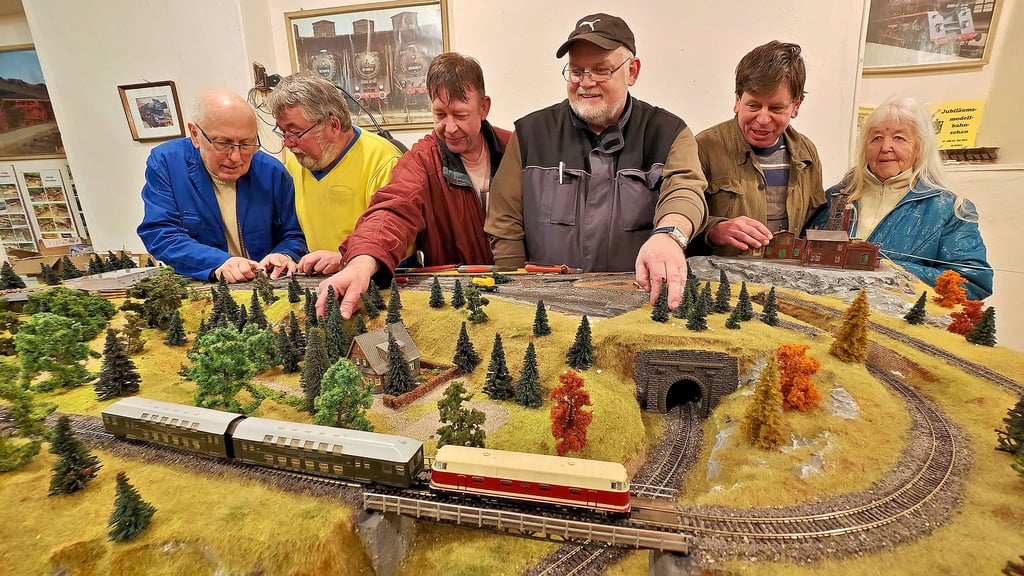 Die Mitglieder des Modellbahnclubs Hettstedt „Mansfelder Land“ arbeiten gerade am Bau einer neuen Eisenbahnplatte.