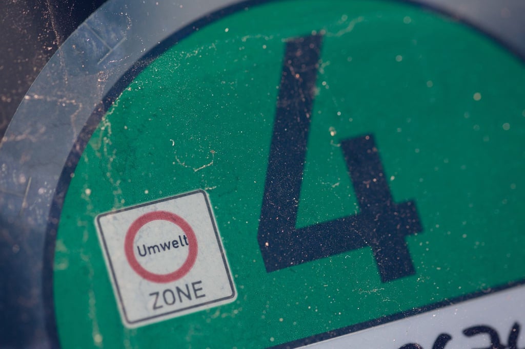 Eine Euro 4-Plakette ist auf der Windschutzscheibe eines Autos zu sehen.