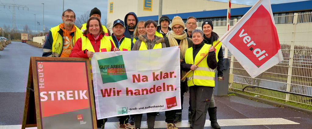 Streikposten standen gestern ab 3.30 Uhr morgens am Eingangstor des Edeka-Zentrallagers im Gewerbegebiet Sülzetal/Osterweddingen.