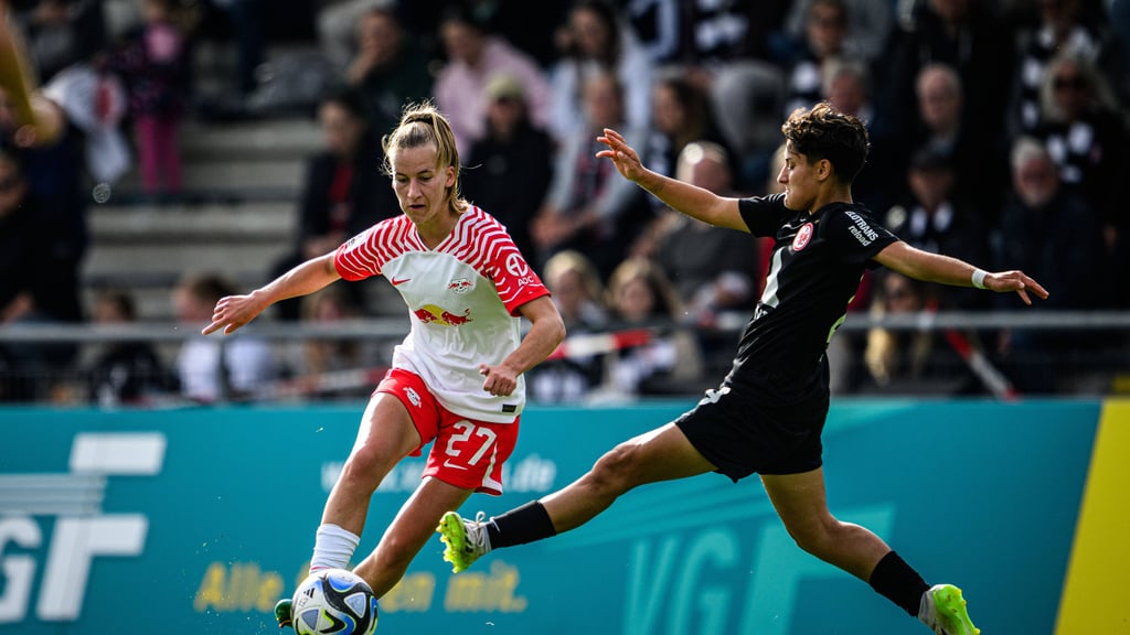 Leipzigs Marlene Müller (l.) im Duell mit Frankfurts Dilara Acikgoez.