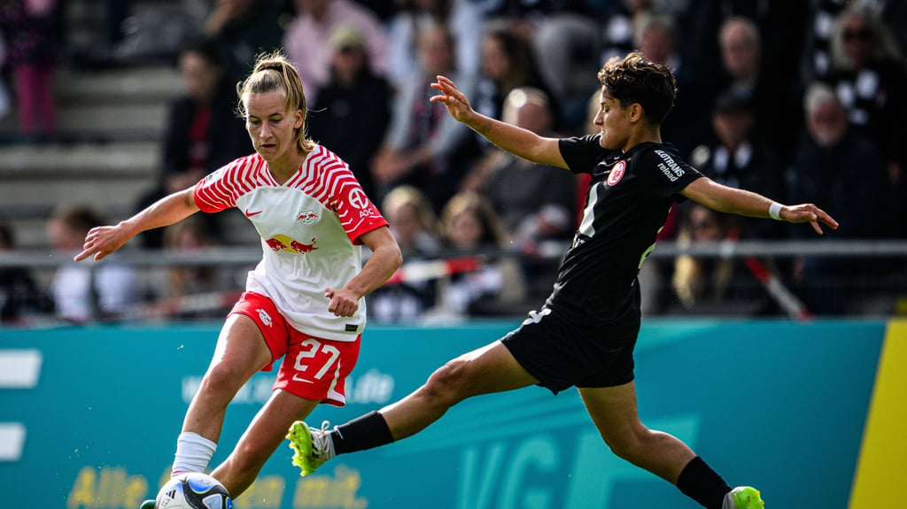 Leipzigs Marlene Müller (l.) im Duell mit Frankfurts Dilara Acikgoez.