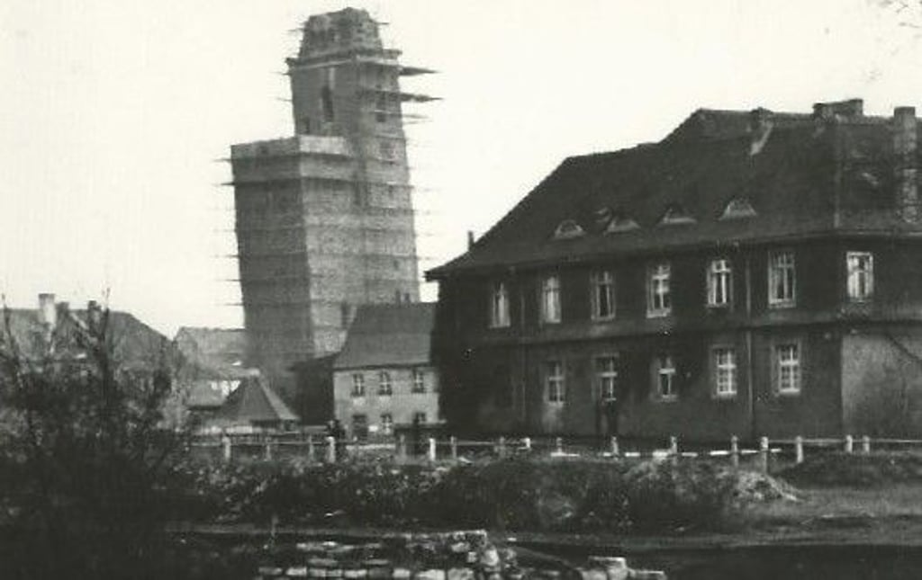 1964 wurde der schiefe Turm von Staßfurt abgetragen. Das Gebiet um die St. Johannis-Kirche hatte sich über Jahrzehnte hinweg um sieben Meter abgesenkt.