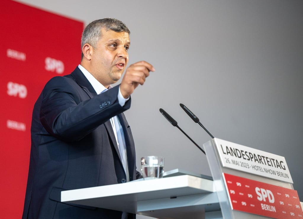 Raed Saleh, Landesvorsitzender der SPD Berlin, spricht beim Landesparteitag der Berliner SPD.