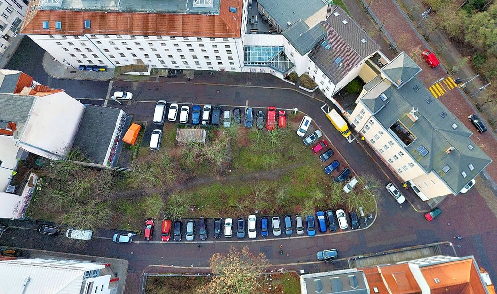 Auf dem grünen Hügel hinter der Oper in Halle soll ein neues Hotel errichtet werden. Doch dagegen regt sich Widerstand.