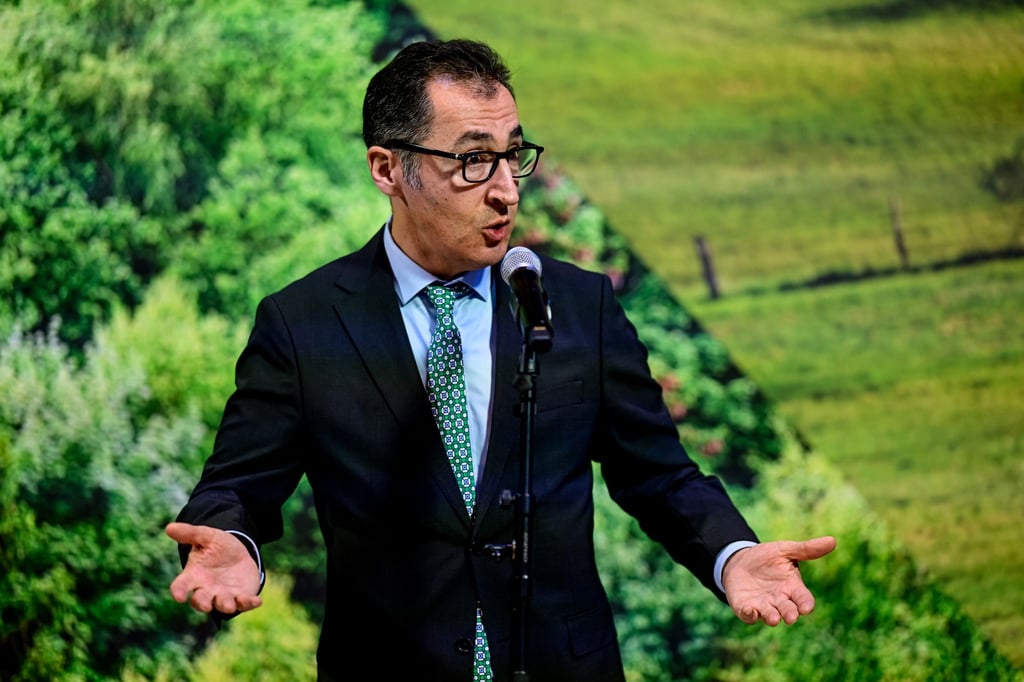 Cem Özdemir gibt während eines Rundgangs auf der Grünen Woche ein Statement ab.