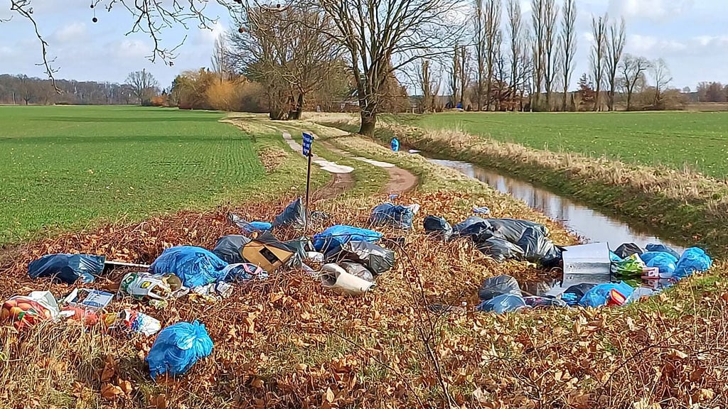 Mehrere volle Müllsäcke entsorgte jemand an einem Feldweg kurz hinter Zerbst in Richtung Leps.