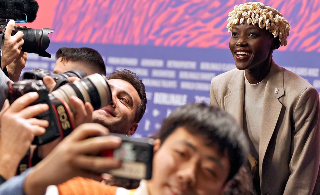 Lupita Nyong'o (r.), Präsidentin der Internationalen Jury der Berlinale 2024, lässt sich am ersten Tag der Berlinale fotografieren.